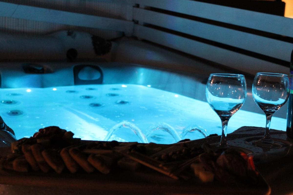 Mary Castelia With Jacuzzi Apartment