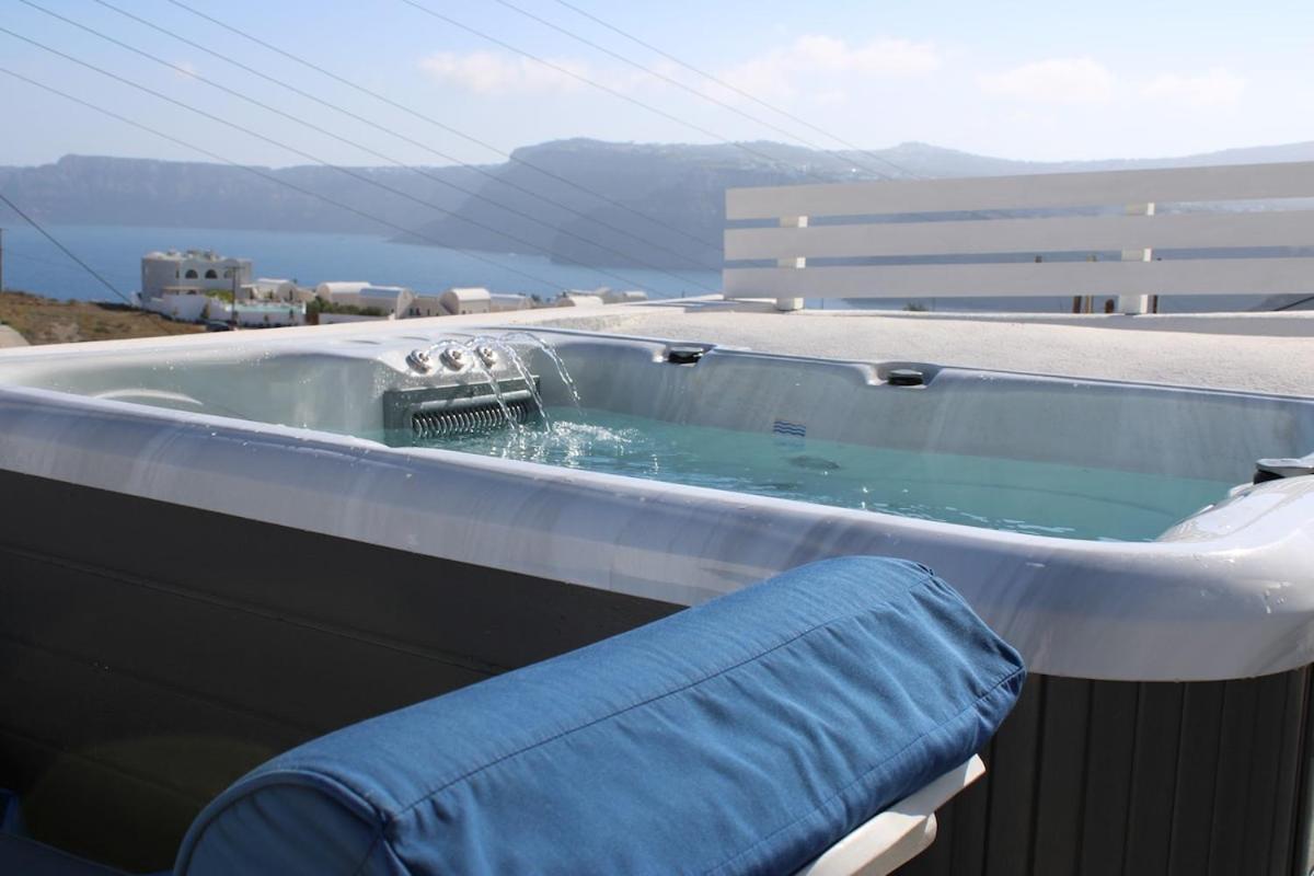 Mary Castelia With Jacuzzi *