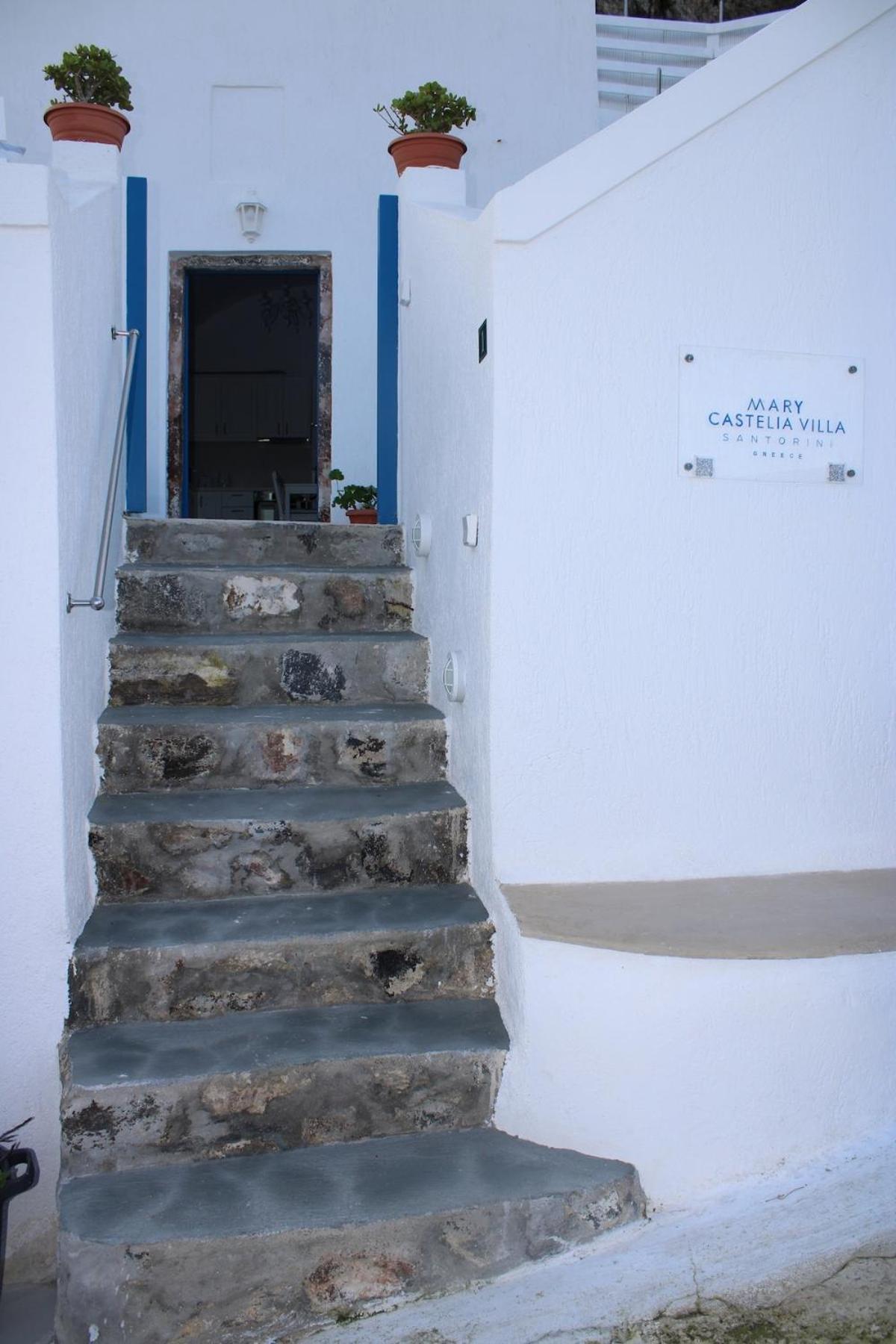 Mary Castelia With Jacuzzi Akrotiri (Santorini)