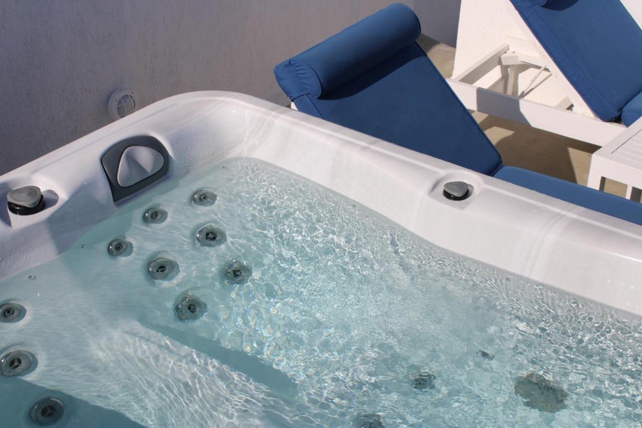 Mary Castelia With Jacuzzi