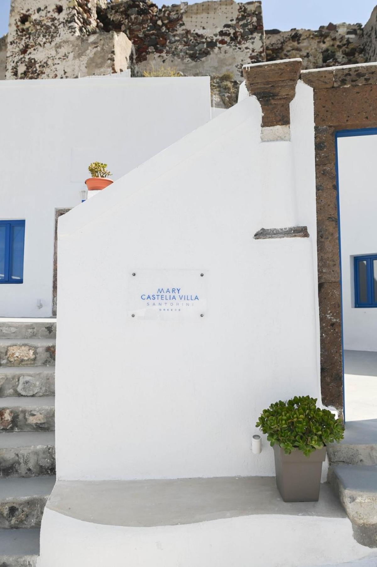 Mary Castelia With Jacuzzi Akrotiri (Santorini)